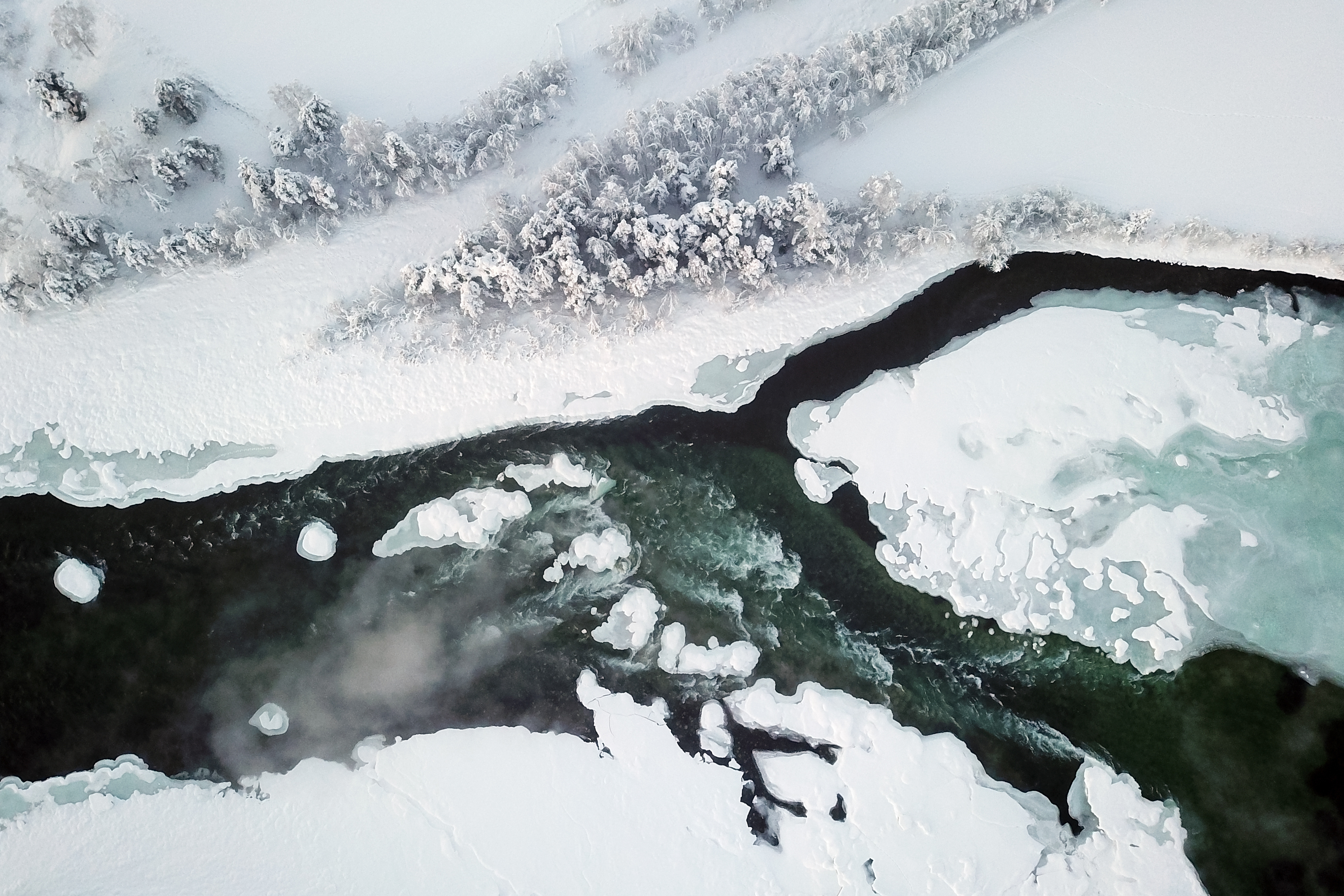 En flod i issmältningen taget från ovan